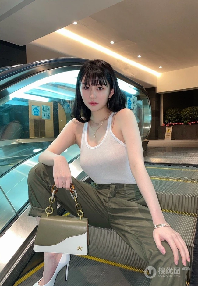 邱淑贞女儿沈月无袖背心工装裤休闲穿搭坐姿豪迈商场电梯美拍照片