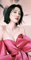 唐艺昕礼裙红裙着身线条半露室内氛围写真图片