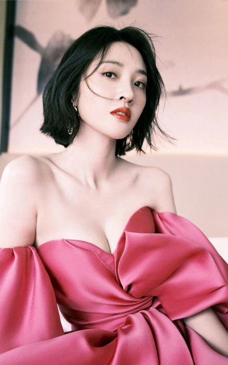 唐艺昕礼裙红裙着身线条半露室内氛围写真图片