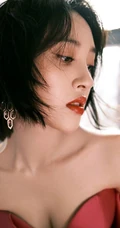 唐艺昕礼裙红裙着身线条半露室内氛围写真图片