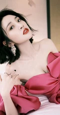 唐艺昕礼裙红裙着身线条半露室内氛围写真图片