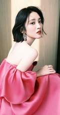 唐艺昕礼裙红裙着身线条半露室内氛围写真图片