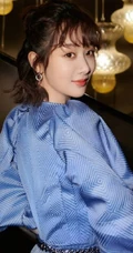 杨紫V领蓝裙礼服穿着可盐可甜可气质写真图片