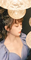 杨紫V领蓝裙礼服穿着可盐可甜可气质写真图片