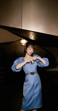 杨紫V领蓝裙礼服穿着可盐可甜可气质写真图片