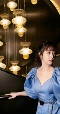杨紫V领蓝裙礼服穿着可盐可甜可气质写真图片