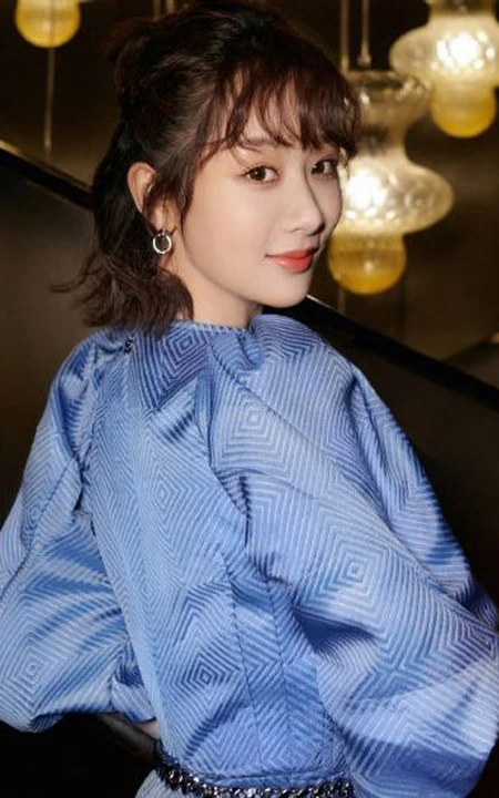 杨紫V领蓝裙礼服穿着可盐可甜可气质写真图片