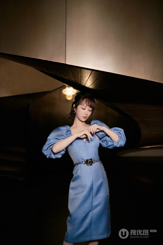杨紫V领蓝裙礼服穿着可盐可甜可气质写真图片