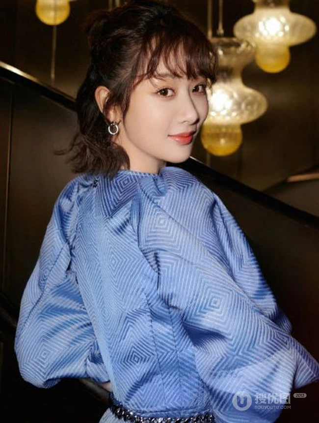 杨紫V领蓝裙礼服穿着可盐可甜可气质写真图片