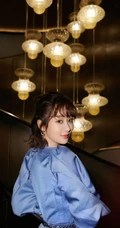 杨紫V领蓝裙礼服穿着可盐可甜可气质写真图片