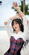 郑乃馨清新清新红蓝格子裙穿着椰树下显修长线条感写真图片