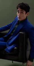 朱一龙优雅绅士帅气蓝色西服套装沙发写真照片