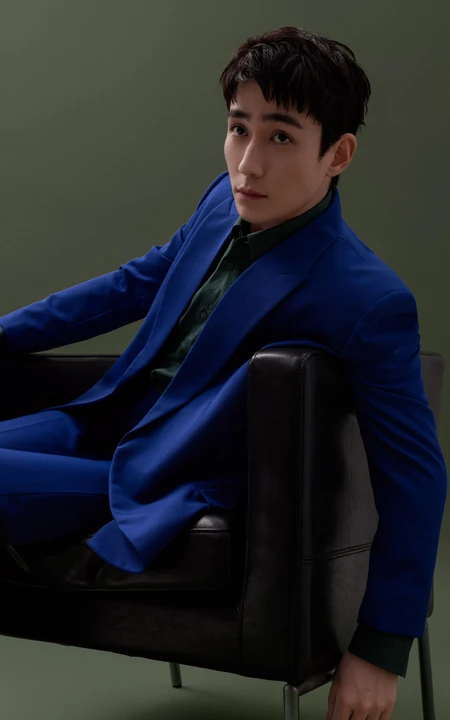 朱一龙优雅绅士帅气蓝色西服套装沙发写真照片