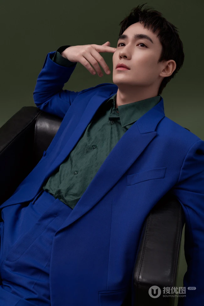 朱一龙优雅绅士帅气蓝色西服套装沙发写真照片