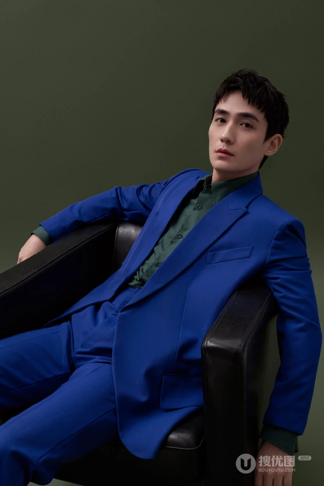 朱一龙优雅绅士帅气蓝色西服套装沙发写真照片