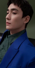 朱一龙优雅绅士帅气蓝色西服套装沙发写真照片