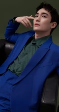 朱一龙优雅绅士帅气蓝色西服套装沙发写真照片
