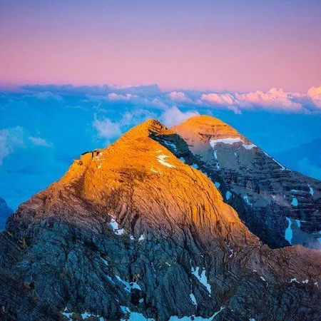 日照金山，人间仙境，云雾缭绕的意大利多洛米蒂山高空摄影美图
