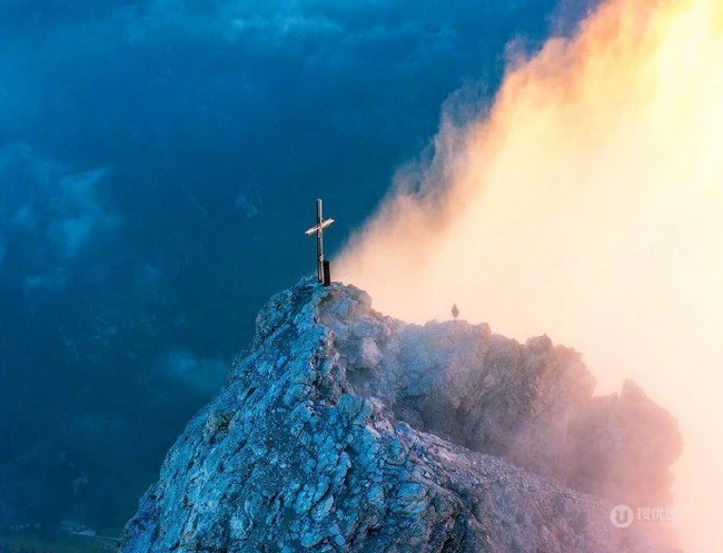 日照金山，人间仙境，云雾缭绕的意大利多洛米蒂山高空摄影美图 第4张