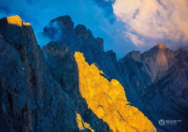 日照金山，人间仙境，云雾缭绕的意大利多洛米蒂山高空摄影美图 第7张