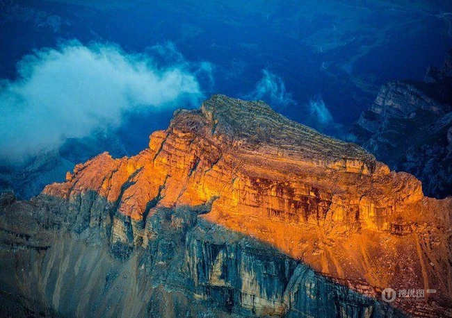 日照金山，人间仙境，云雾缭绕的意大利多洛米蒂山高空摄影美图 第2张