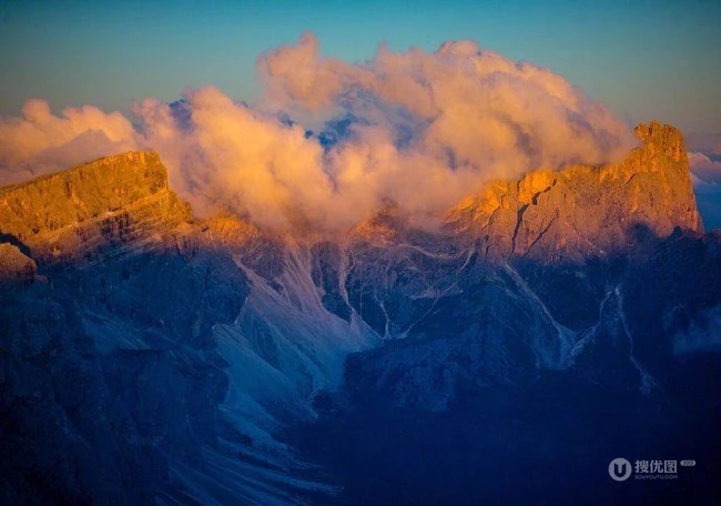 日照金山，人间仙境，云雾缭绕的意大利多洛米蒂山高空摄影美图 第3张