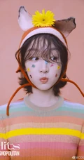 周冬雨可爱俏皮灵动表情登杂志写真，多套服饰诠释元气少女气质