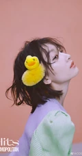 周冬雨可爱俏皮灵动表情登杂志写真，多套服饰诠释元气少女气质