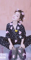 周冬雨可爱俏皮灵动表情登杂志写真，多套服饰诠释元气少女气质
