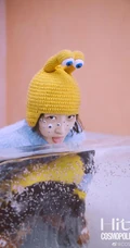 周冬雨可爱俏皮灵动表情登杂志写真，多套服饰诠释元气少女气质