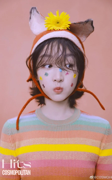 周冬雨可爱俏皮灵动表情登杂志写真，多套服饰诠释元气少女气质