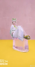 周冬雨可爱俏皮灵动表情登杂志写真，多套服饰诠释元气少女气质