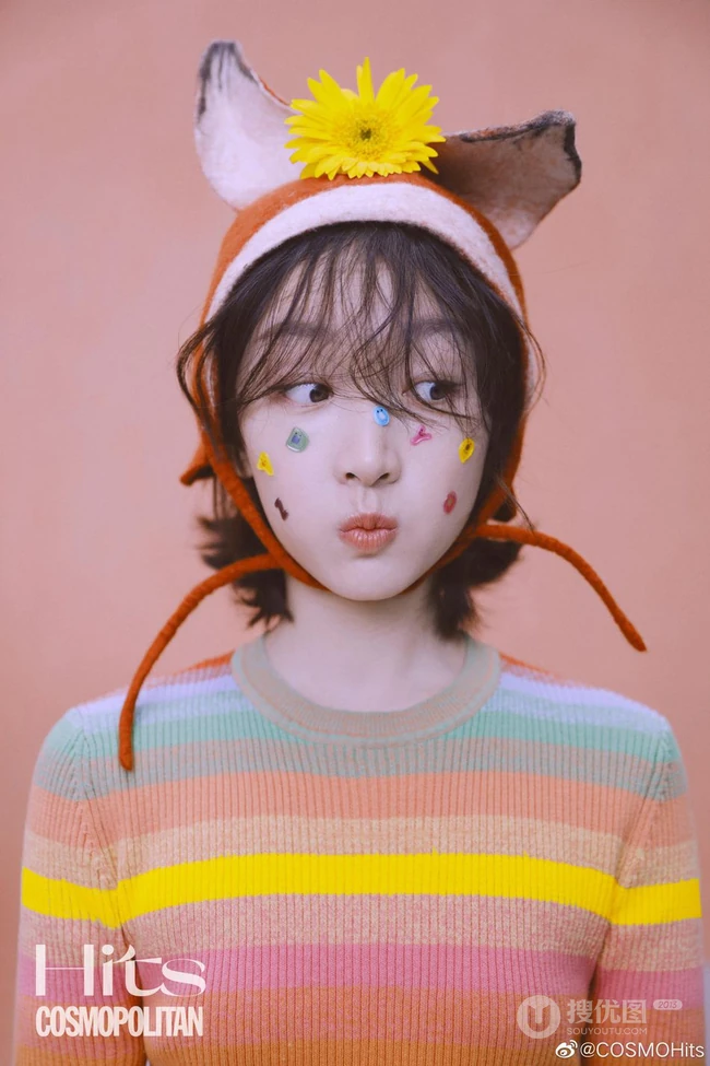 周冬雨可爱俏皮灵动表情登杂志写真，多套服饰诠释元气少女气质