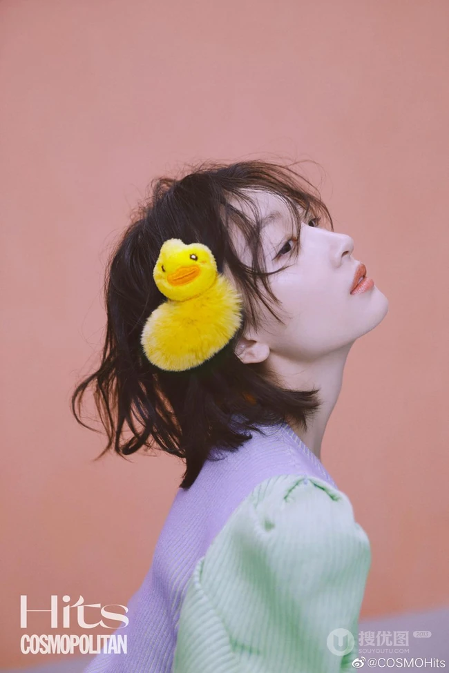 周冬雨可爱俏皮灵动表情登杂志写真，多套服饰诠释元气少女气质