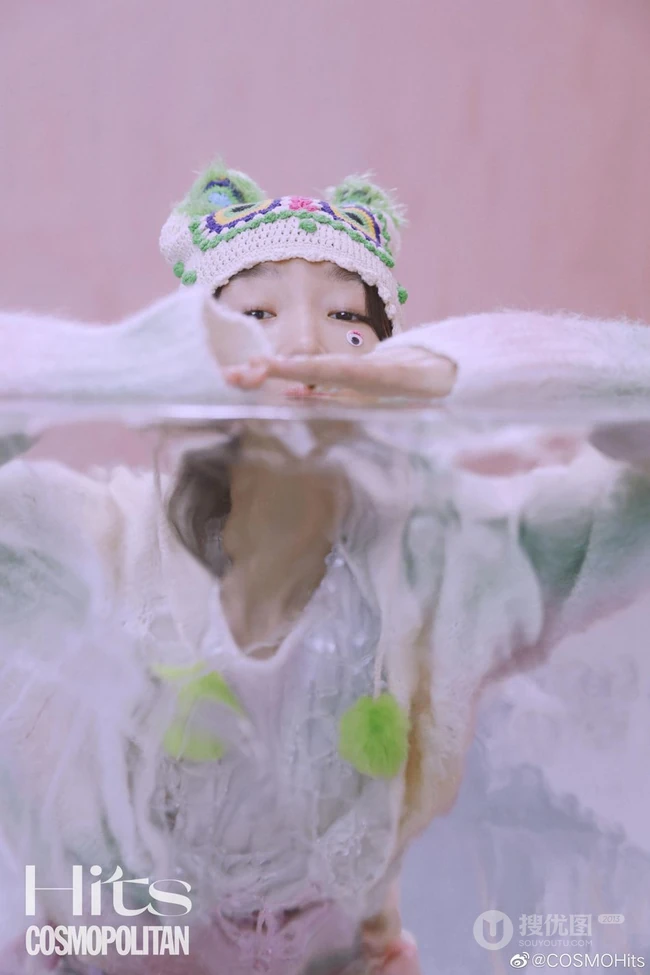 周冬雨可爱俏皮灵动表情登杂志写真，多套服饰诠释元气少女气质