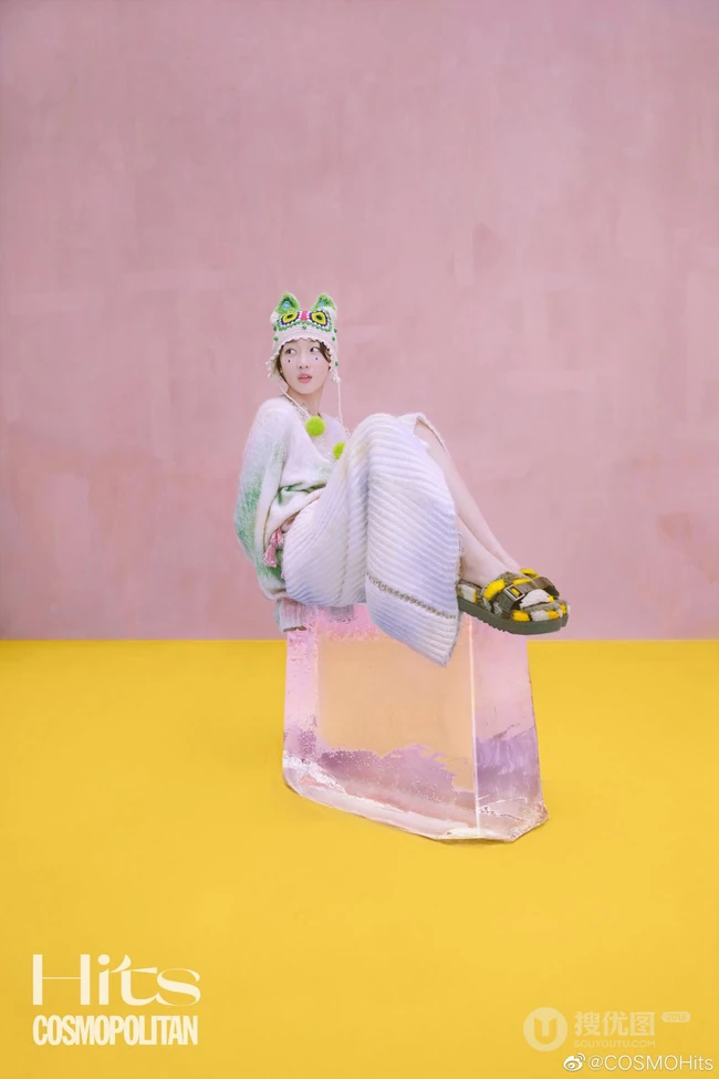 周冬雨可爱俏皮灵动表情登杂志写真，多套服饰诠释元气少女气质