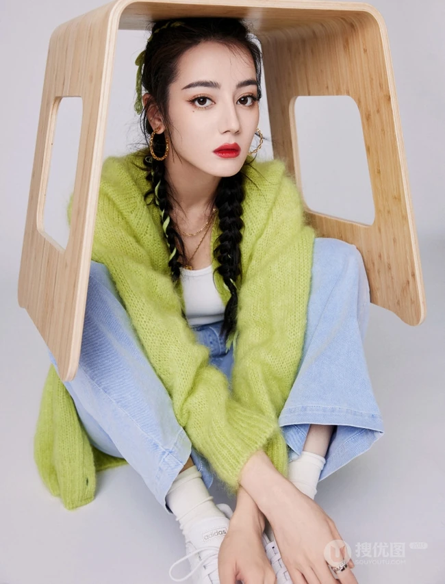 迪丽热巴双麻花辫发型搭配牛仔裤温柔俏皮玩转凳子戏法写真照片