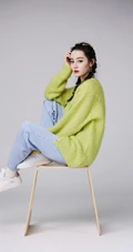 迪丽热巴双麻花辫发型搭配牛仔裤温柔俏皮玩转凳子戏法写真照片