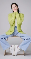 迪丽热巴双麻花辫发型搭配牛仔裤温柔俏皮玩转凳子戏法写真照片