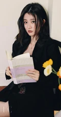 乔欣拗着美背出镜，可盐可甜，气质俏皮杂志写真图片