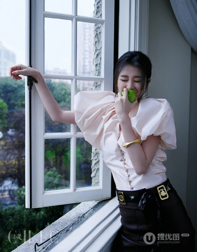 乔欣拗着美背出镜，可盐可甜，气质俏皮杂志写真图片