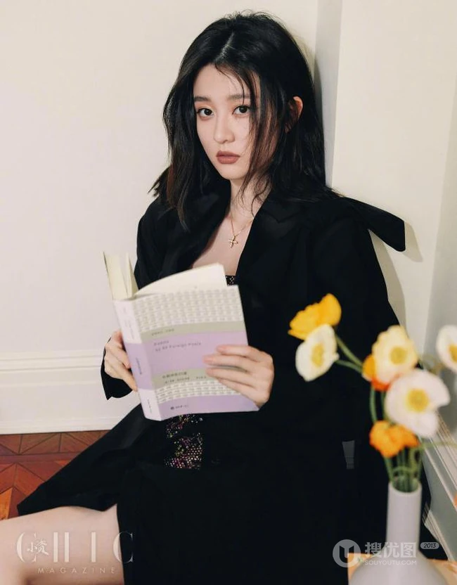 乔欣拗着美背出镜，可盐可甜，气质俏皮杂志写真图片