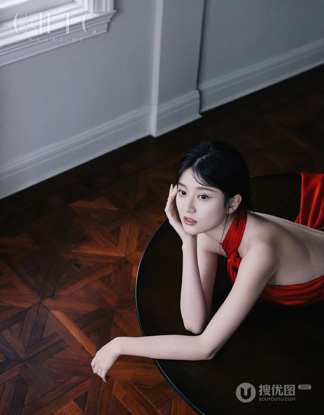 乔欣拗着美背出镜，可盐可甜，气质俏皮杂志写真图片