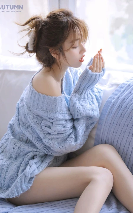 软软糯糯的毛衣少女，皮肤白皙，线条感修长的短裤女孩唯美室内写真图集