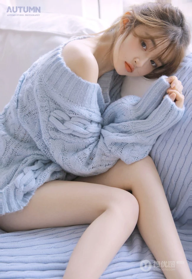 软软糯糯的毛衣少女，皮肤白皙，线条感修长的短裤女孩唯美室内写真图集