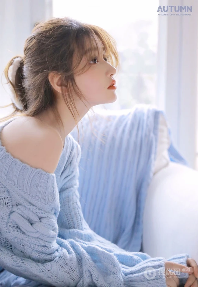 软软糯糯的毛衣少女，皮肤白皙，线条感修长的短裤女孩唯美室内写真图集
