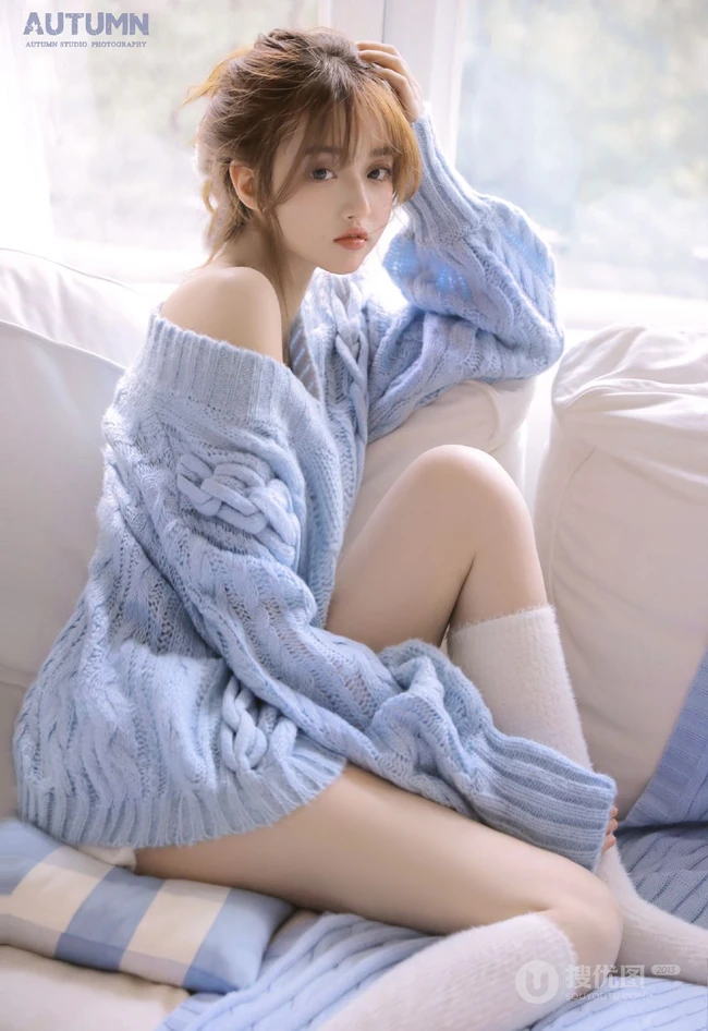 软软糯糯的毛衣少女，皮肤白皙，线条感修长的短裤女孩唯美室内写真图集