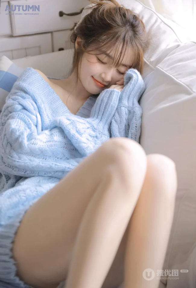 软软糯糯的毛衣少女，皮肤白皙，线条感修长的短裤女孩唯美室内写真图集