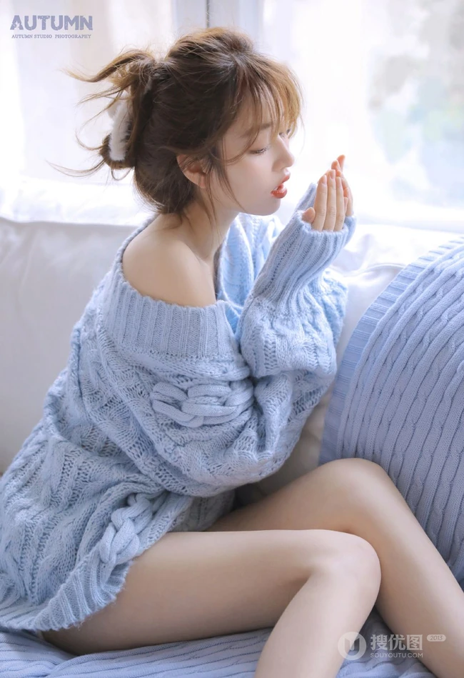 软软糯糯的毛衣少女，皮肤白皙，线条感修长的短裤女孩唯美室内写真图集