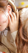 吃草莓蛋糕的软糯美萌少女暖色调毛衣短裤室内沙发高清气质写真图片